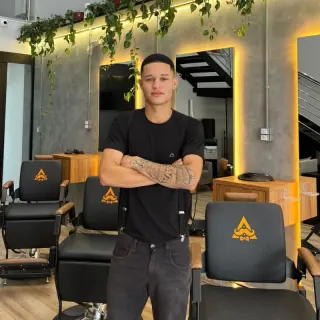 Talisson, barbeiro da Domus Barbershop em Sete Lagoas